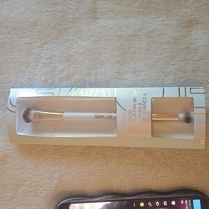 Flower eyeshadow shade & blend brush